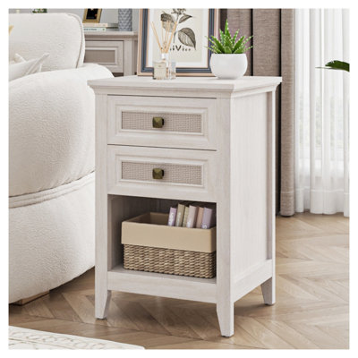 Table de chevet de style champêtre avec 2 tiroirs en rotin et une étagère ouverte, style bohème, fini blanc grisâtre, idéale pour la chambre ou le salon.