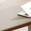 Bureau de direction rectangulaire en bois manufacturé beige et noyer avec tiroirs-375095204