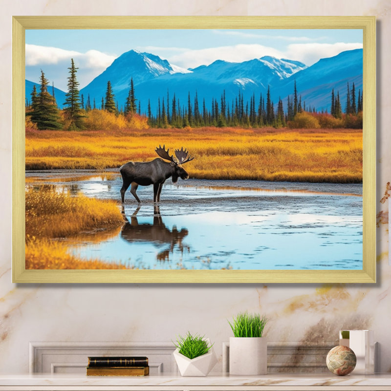Orignal dans un paysage de l'Alaska II, Encadrement doré, H 16 po x l 32 po x P 1 po