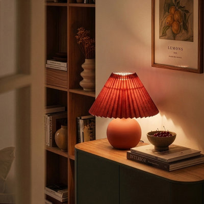 Lampe de table DEL en céramique d'inspiration rétro 10 "avec abat-jour plissé en tissu rouge Serena