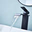 Robinet de lavabo de salle de bain à poignée simple avec bec cascade-115745021