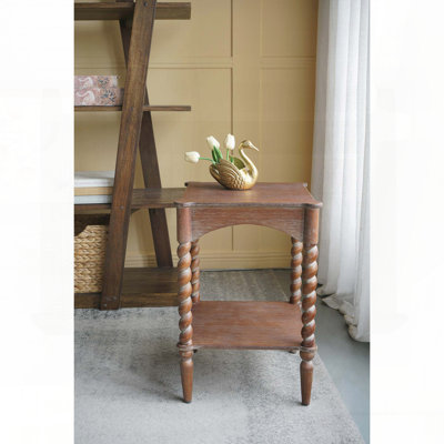 Table d'appoint rustique en bois avec pieds tournés en spirale et tablette inférieure - brun vieilli, 15,5 po x 15,5 po x 23,5 po