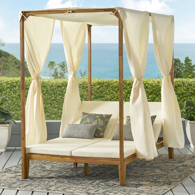 Lit de jour charmant, éléments d'eau, siège confortable, lit de jour à structure en bois avec attrait extérieur, caractéristiques imperméables, chaises longues,