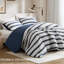Édredon rayé à 3 teintes pour lit double / grand, finition froissée douce, toute chaleur, revers en microfibre brossée, bleu, style bord de mer contemporain