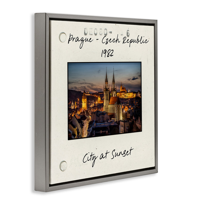 Cadre flottant Prague City Cityscape, design par Danita Delimont, H 18 po x l 18 po, Cadre flottant métallique doré