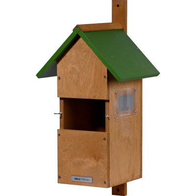 Nesting box with a pointed roof and a green roof