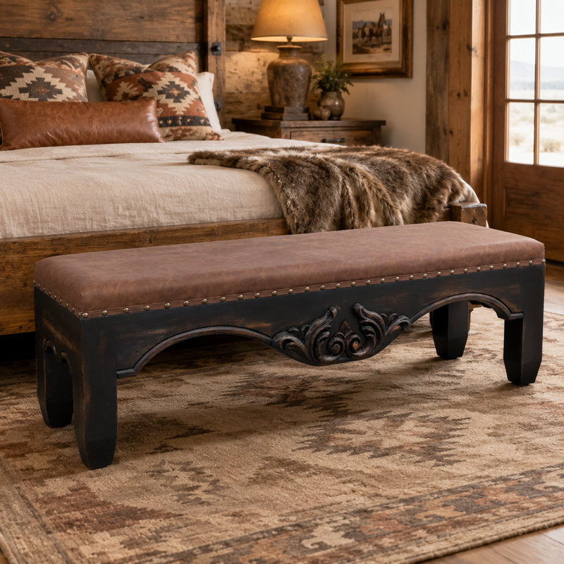 Banc rembourré en bois sculpté et cuir