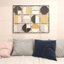 Décoration murale géométrique noire en métal avec détails dorés