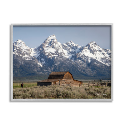 «Cabin & Snowy Peaks» encadré sur bois par David Drost