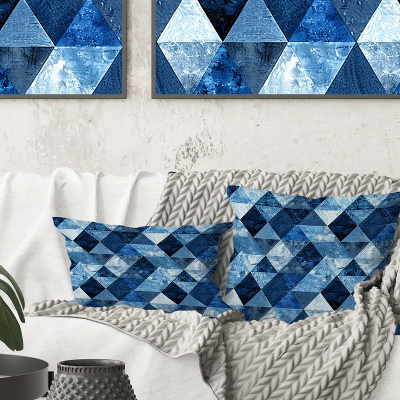 Coussin moderne bleu et blanc Modern Triangles II, H 16 po x l 16 po