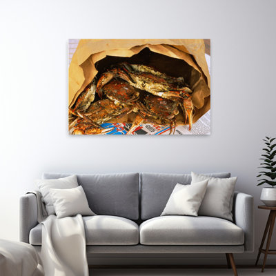 Gros plan sur des crabes à la vapeur dans un sac en papier, art contemporain du crabe du Maryland, États-Unis