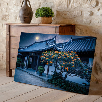 Toile, "Tranquil Night Scène" avec une maison traditionnelle de l'est asiatique, art mural avec un toit de tuiles incurvé illuminé par la lumière douce