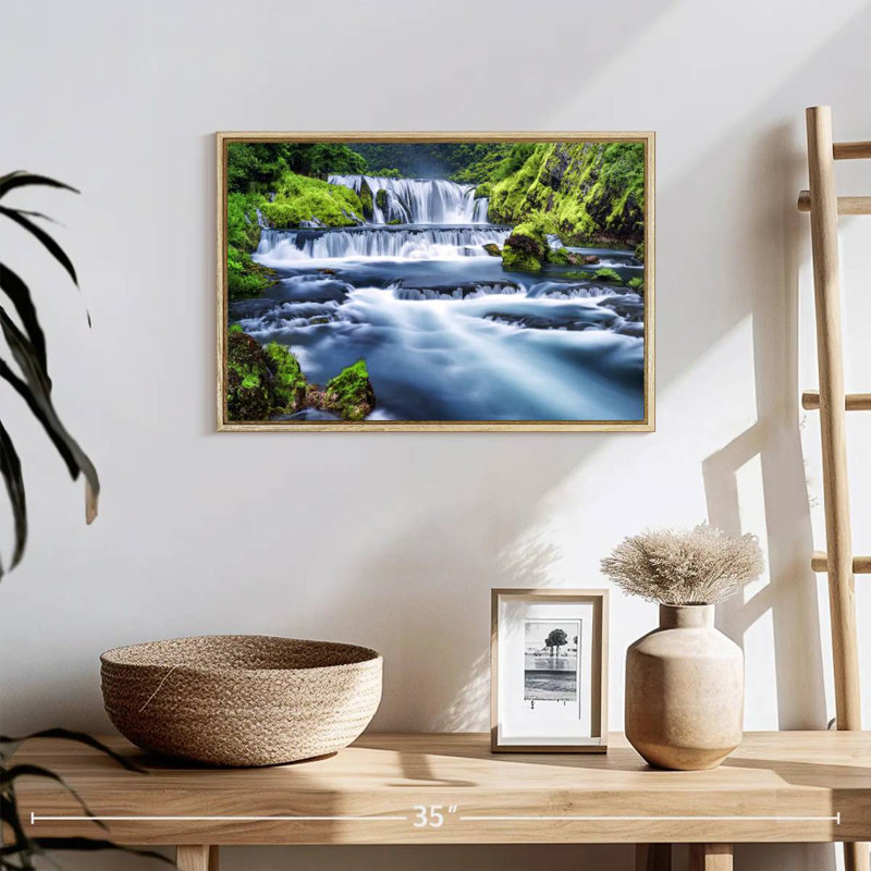 Belle cascade, 19 po x 13 po, Cadre flottant en bois naturel
