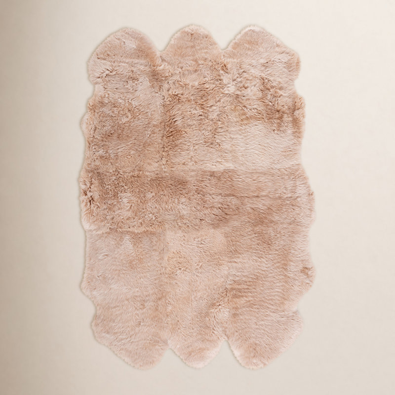 Tapis beige en peau de mouton Pavlova, Rectangle 5 pi 5 po x 7 pi 7 po