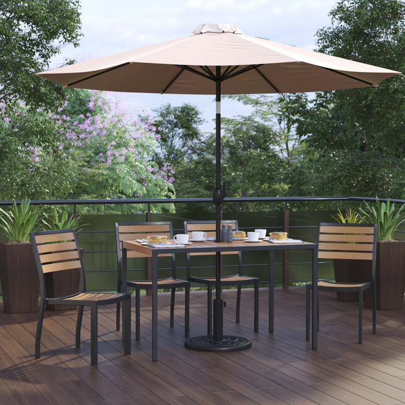 Table carrée en acier avec 4 chaises empilables en teck Agit, Parasol brun clair, Oui