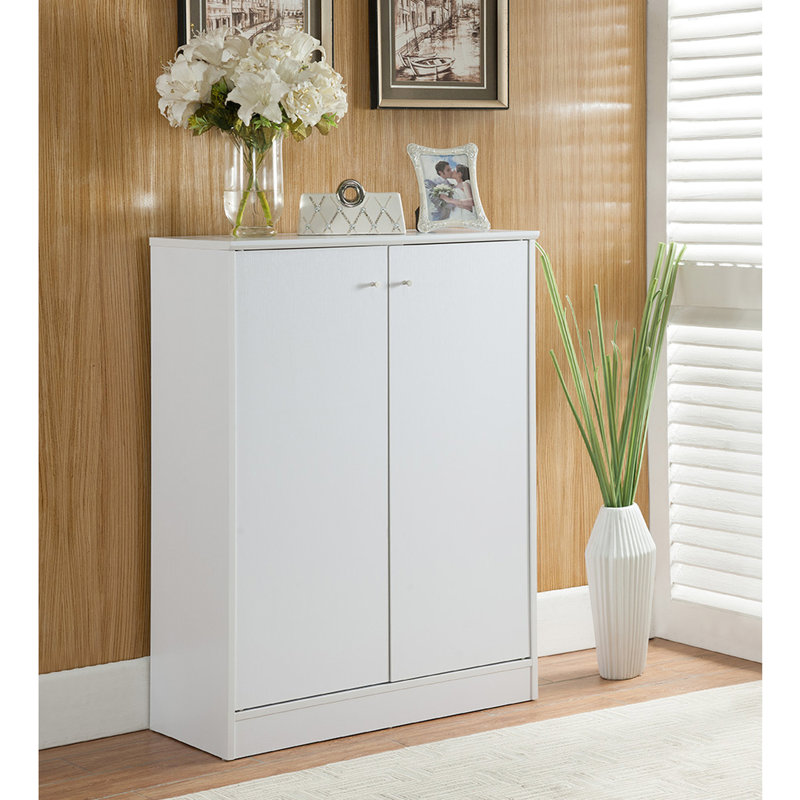 Armoire à chaussures / rangement blanche à deux portes avec cinq tablettes, deux tablettes pour plus de commodité
