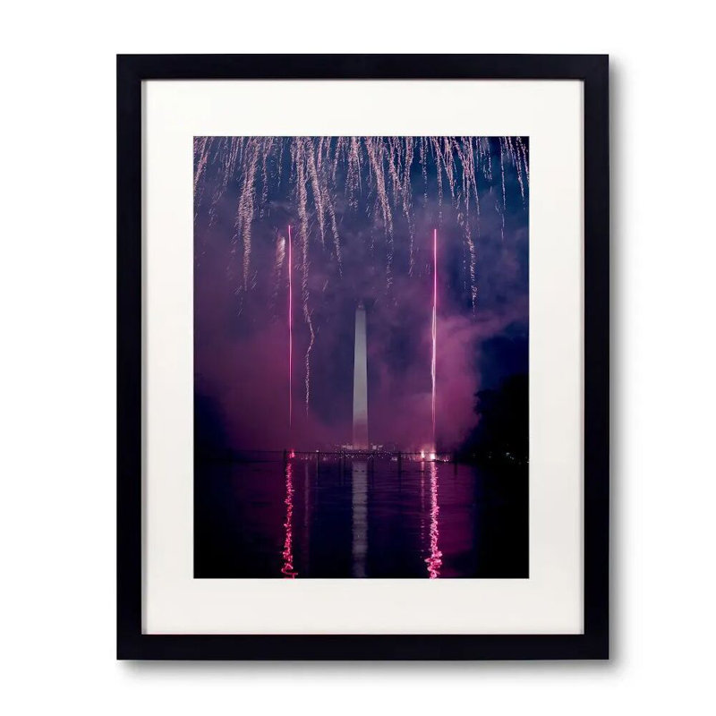 Feux d'artifice à la piscine réfléchissante par Angela Pan, Papier avec cadre simple noir, Blanc, H 32 po x l 26 po