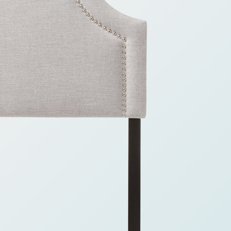 Tête de lit simple tapissier à garniture cloutée de couleur gris-brun et mesurant H 25,60 po x l 38,58 po x P 2,17 po