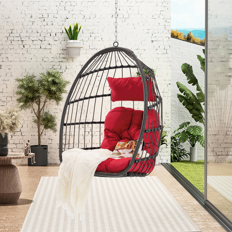Chaise suspendue pour jardin - Cour intérieure de beauté avec coussin rouge, Rouge