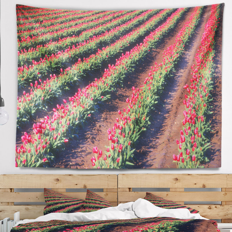 Tapisserie paysage magnifique champ de tulipes rouges, H 32 po x l 39 po
