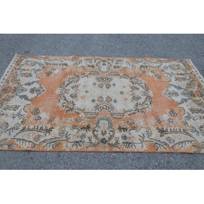 Tapis orange turc classique classique offrant une esthétique élégante pour l'intérieur de n'importe quelle maison