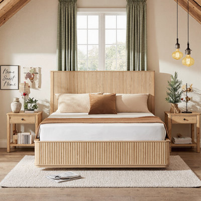 Grand lit plateforme avec tête de lit en bois cannelé, aucun sommier requis, assemblage facile