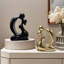 Sculpture moderne moderne avec petit couple-506615790