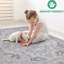 Le tapis teinté, 2 x 8, rehausse la décoration élégante de la salle à manger et de la chambre à coucher