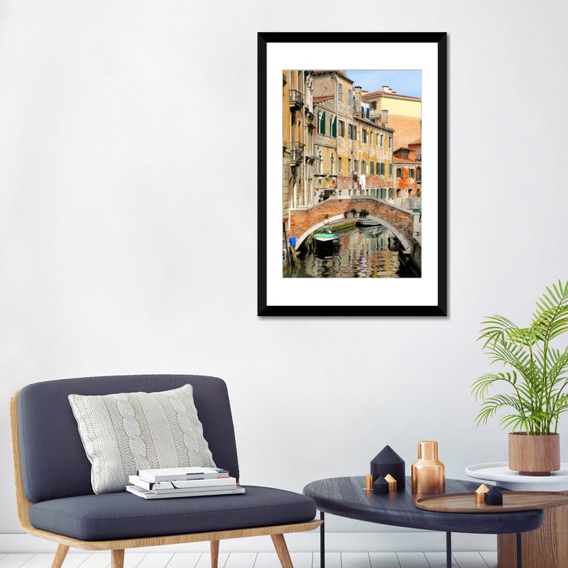 «Venice View II», reproduction de photo sur toile, H 32 po x l 24 po x P 1 po, Papier d'art encadré noir, Blanc