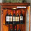 Vitrines en bois massif brun noisette