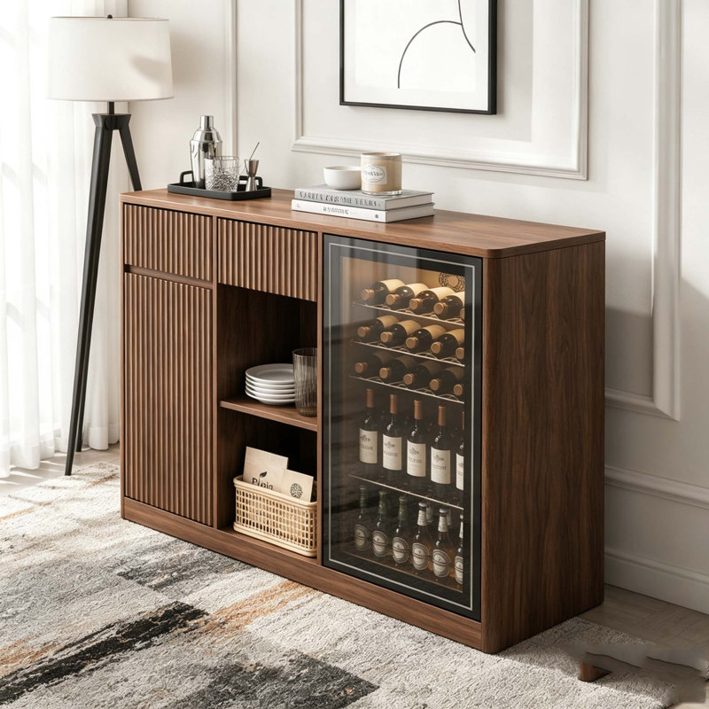 Armoire bar cannelée de 51 po avec espace pour réfrigérateur (réfrigérateur non inclus), station de café moderne avec centre de chargement et support à verres à vin