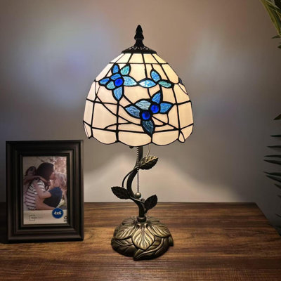 Lampe de table Tiffany en verre teinté blanc avec fleurs bleues et ampoule DEL incluse l 8 po x P 8 po x H 16 po
