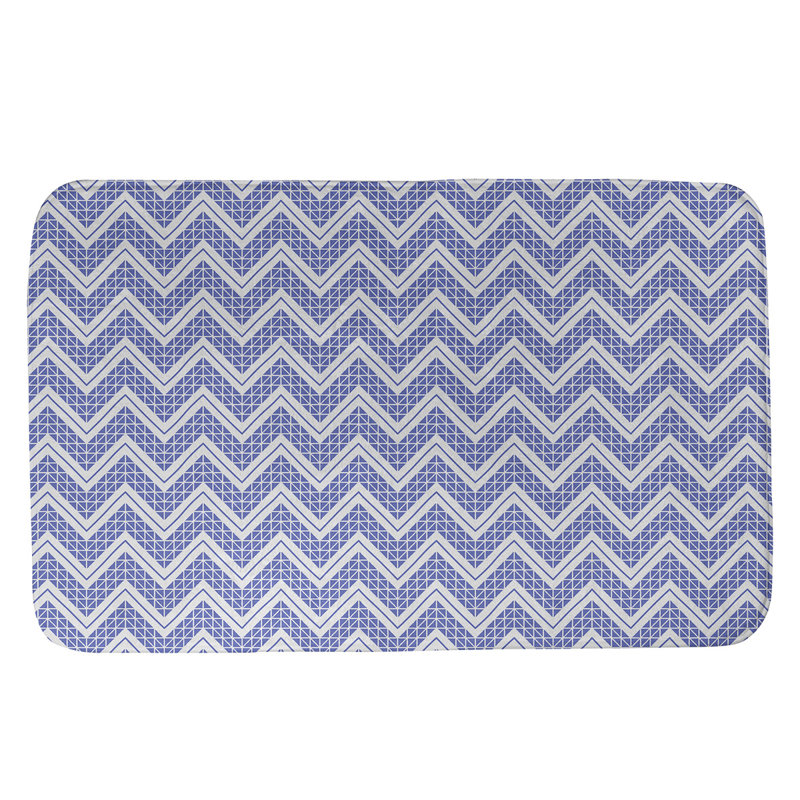 Tapis pour salle de bain à motif à chevrons à la main Stephenie, l 17 po x L 24 po, Bleu / Ivoire