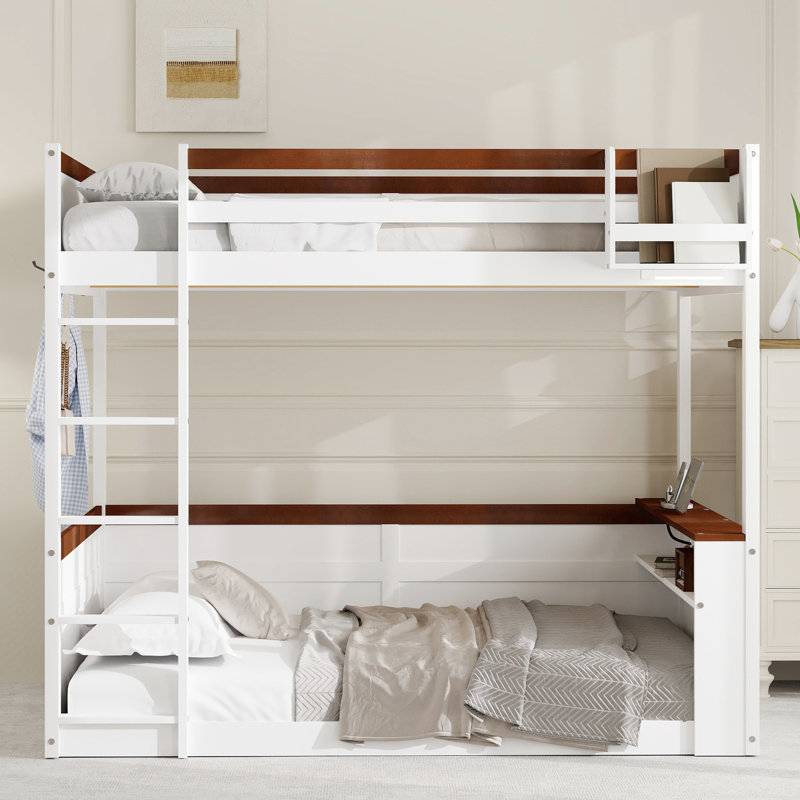 Grand lit superposé en bois blanc avec tablettes intégrées, boîte de rangement, éclairage à DEL et crochets à vêtements pour une solution pratique et confortable dans la chambre à coucher, une station de charge, une organisation confortable