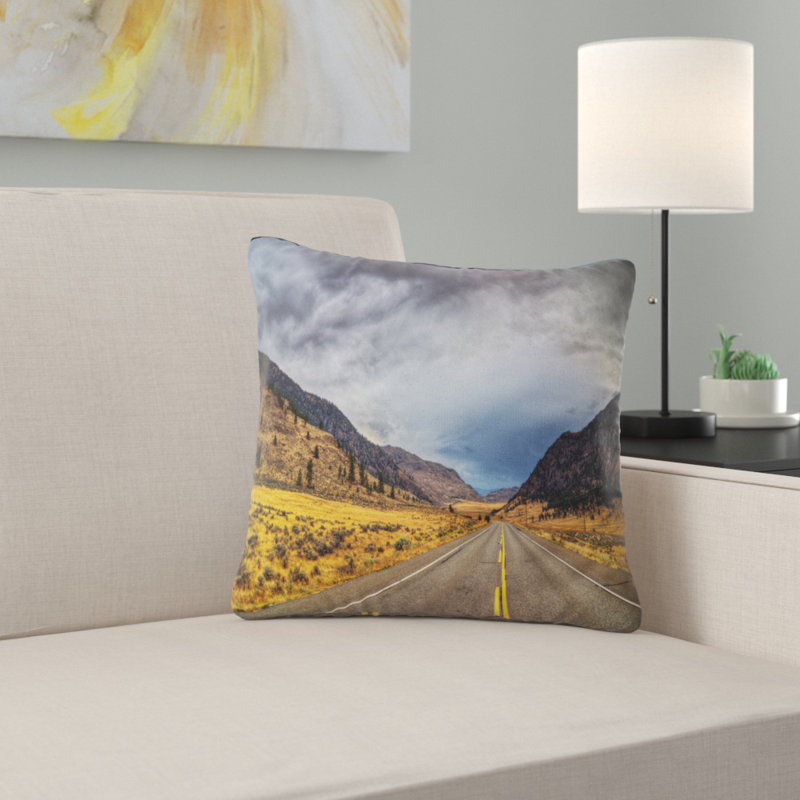 Coussin Mountain Desert Highway, Colombie-Britannique, 16 po x 16 po, Coussin décoratif