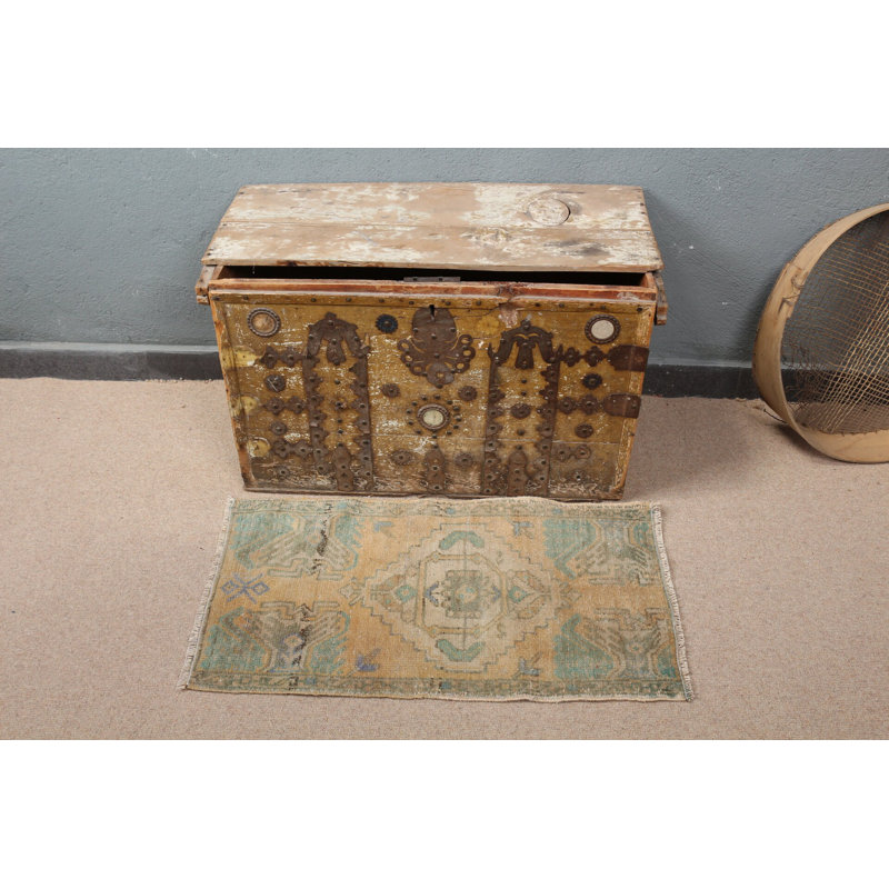 Explorez la beauté du tapis de porte turc rétro dans des tons de vert pastel et de motifs complexes