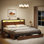 Lit Livia moderne King Full avec 4 tiroirs et tête de lit ouverte avec rangement, lampe DEL réglable et station de recharge, sommier non requis