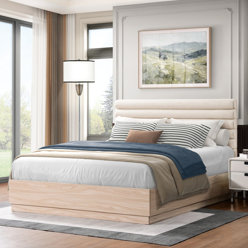 Grand lit à panneau en bois, tête de lit tapissier taupe, système de lattes silencieuses, cadre de lit à répartition égale dans une esthétique contemporaine décontractée, bois naturel, tête de lit