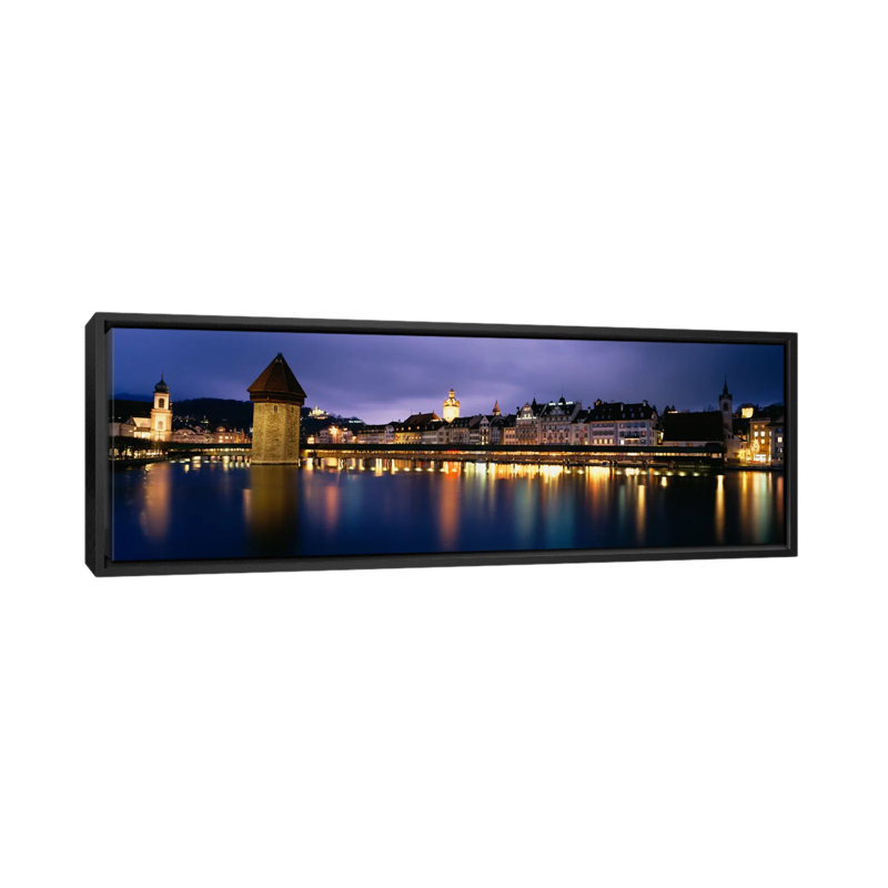 Bâtiments illuminés au crépuscule Reuss, Suisse par Panoramic Images - Print, H 23 po x l 24 po x P 72 po