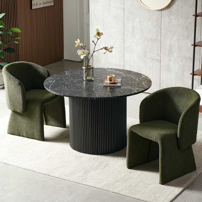 Ensemble de table de salle à manger moderne 3 pièces pour 4, 47 po, table de salle à manger ronde et ensemble de chaises de salle à manger en tonneau vert rembourré, plateau de table en panneau de fibres à densité moyenne à deux parties avec finition noire