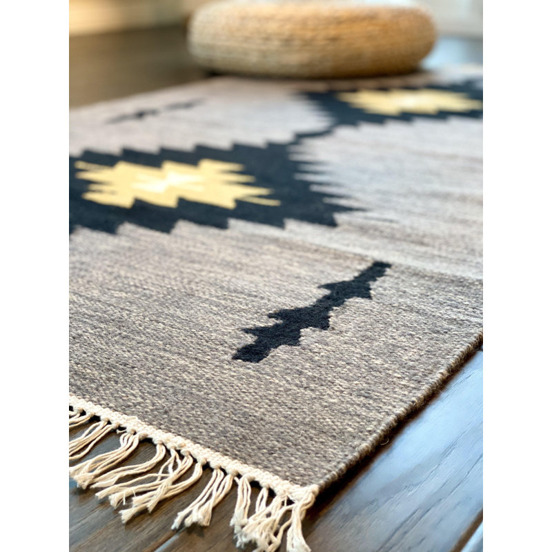 Tapis gris flèches aztèques, Rectangle 2 pi 4 po x 4 pi 7 po