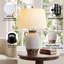Lampe de table 26 po en céramique patinée avec abat-jour en lin beige, finition crème et brune