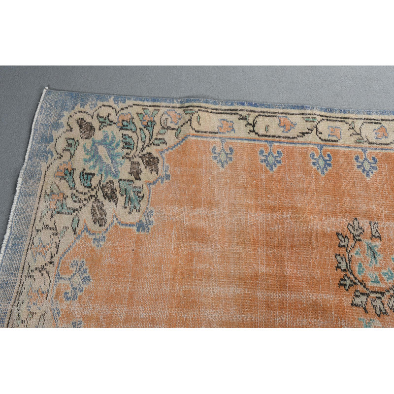 Grand tapis turc vintage en laine dans des tons discrets avec des motifs géométriques parfaits pour la décoration de salle à manger