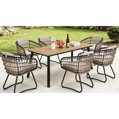 Salle à manger d'extérieur de 7 pièces avec table et chaises en bois, coussins confortables résistants aux intempéries et confortables, design moderne pour les espaces de terrasse