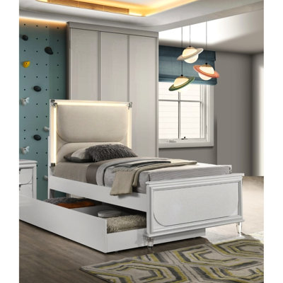 Lit contemporain avec aspect blanc perle, tissu, bois d'hévéa massif, bois d'ingénierie et panneau de tête de lit à accents avec cadre esthétique