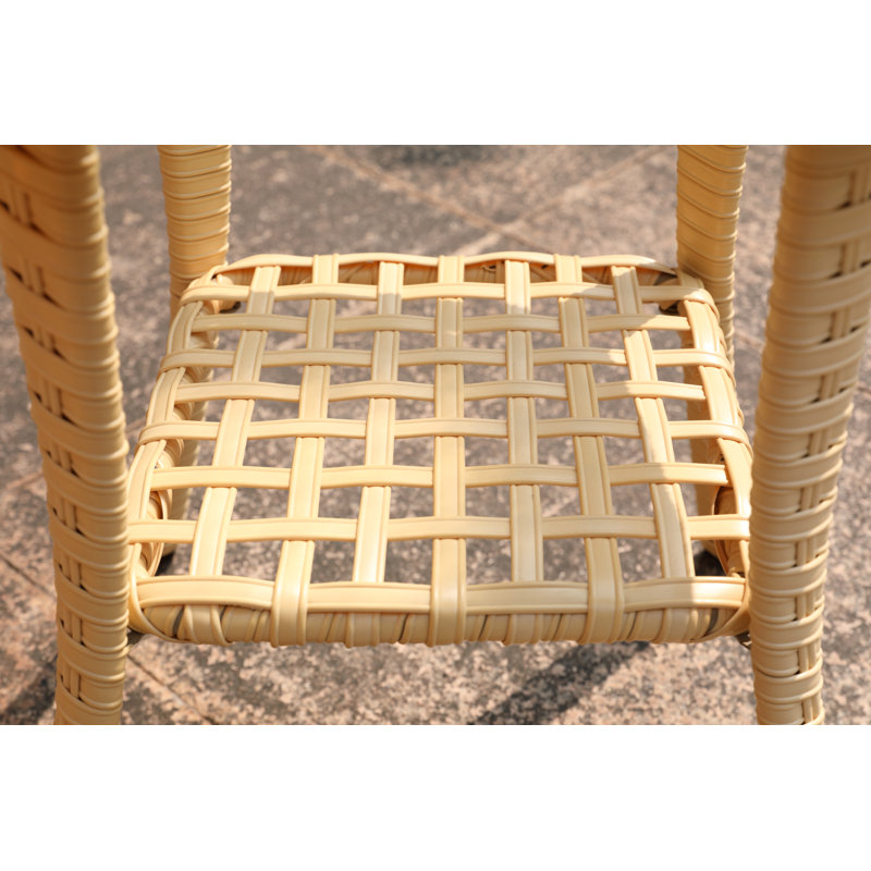 Table d'appoint extérieure en résine tressée avec dessus en verre trempé, table de patio à 2 niveaux avec tablette de rangement, petite table de patio