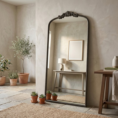 Miroir mural pleine longueur arqué avec cadre en métal