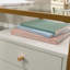 Bureau blanc en forme de L avec un design moderne et un plateau en verre élégant, une surface spacieuse pour un ordinateur portable, un bureau à la maison parfait, des bureaux ou des jeux, des glissières d'extension à deux tiroirs