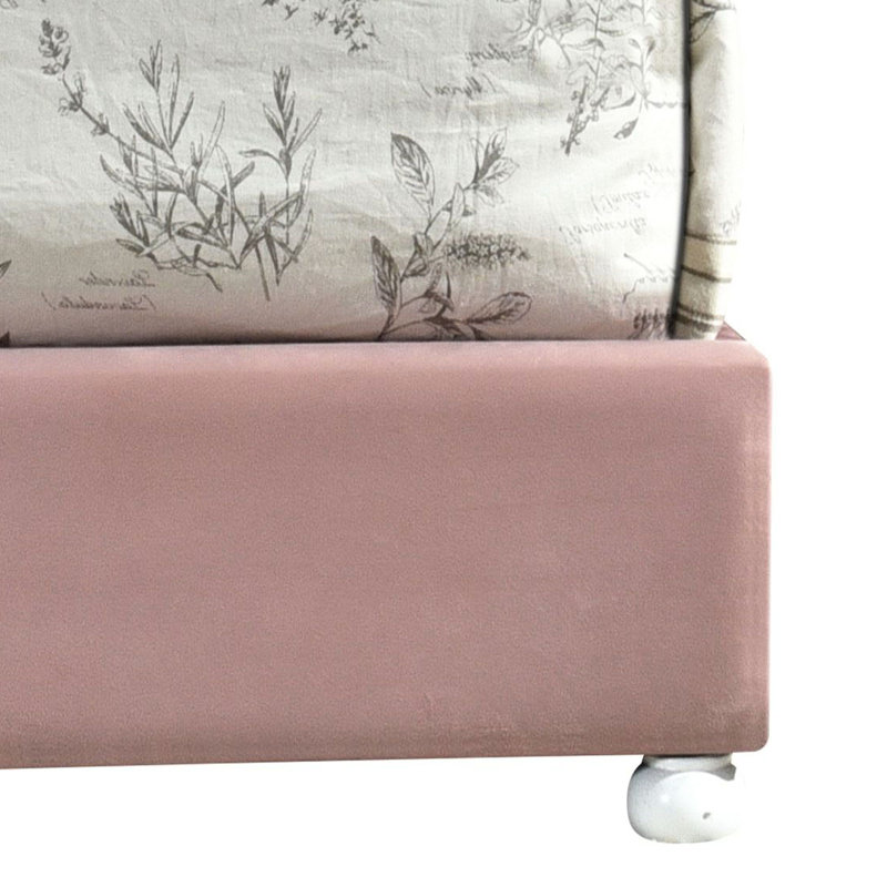 Lit simple tapissier rose avec silhouette profilée et tête de lit arquée en tissu à 13 lattes