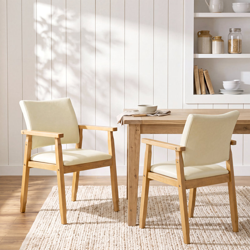 Ensemble de 2 chaises de salle à manger Artell de 47 cm (18,5 po) de hauteur, revêtues de similicuir et dotées d'une structure en bois massif.